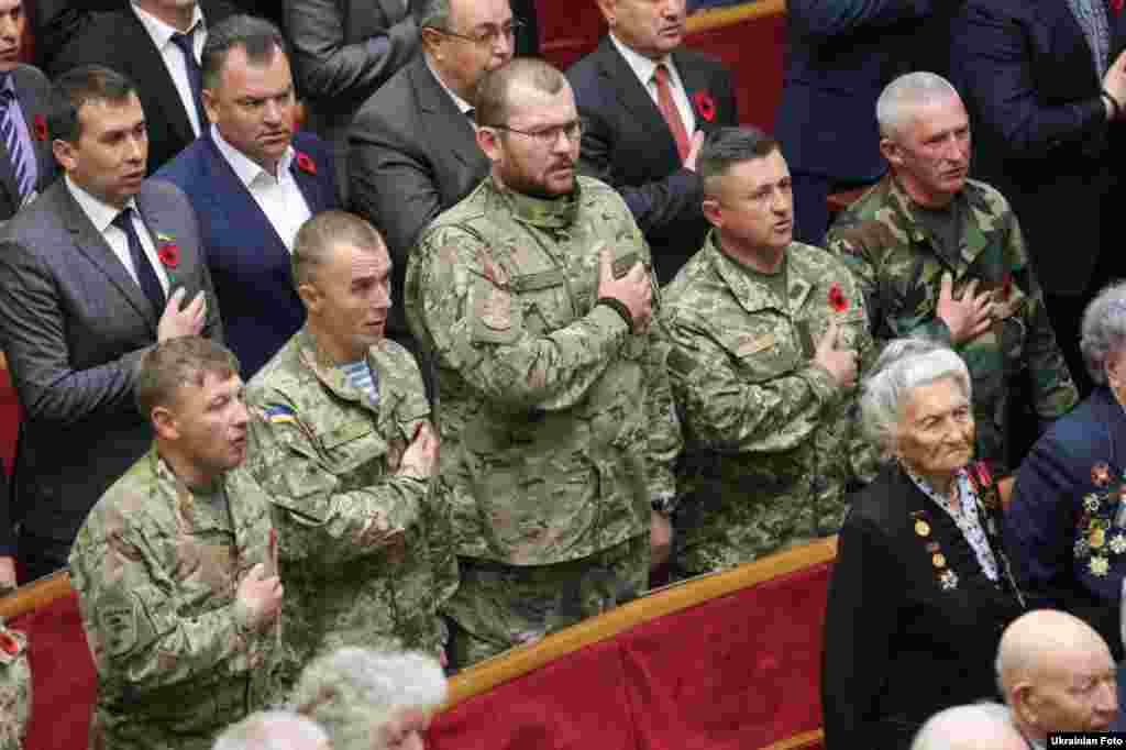 Під час виконання Гімну України на урочистому засіданні Верховної Ради &nbsp;з нагоди 70-ї річниці перемоги над нацизмом у Європі. Київ, 8 травня 2015 року