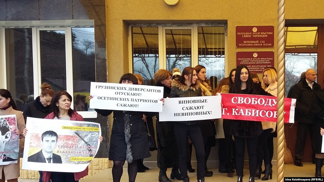 С ноября 2017 года в обществе следят за захватывающим сюжетом, но спустя год развязки все еще не видно