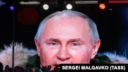 Уладзімір Пуцін на экране падчас выступу ў Сымфэропалі ў гадавіну анэксіі Расеяй Крыму, 18 сакавіка 2021