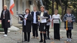 Директорка ялтинської школи № 14 Світлана Турлакова (біля мікрофона) виступає на шкільній лінійці, листопад 2025 року