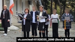 Директор ялтинской школы №14 Светлана Турлакова (у микрофона) выступает на школьной линейке, ноябрь 2025 года