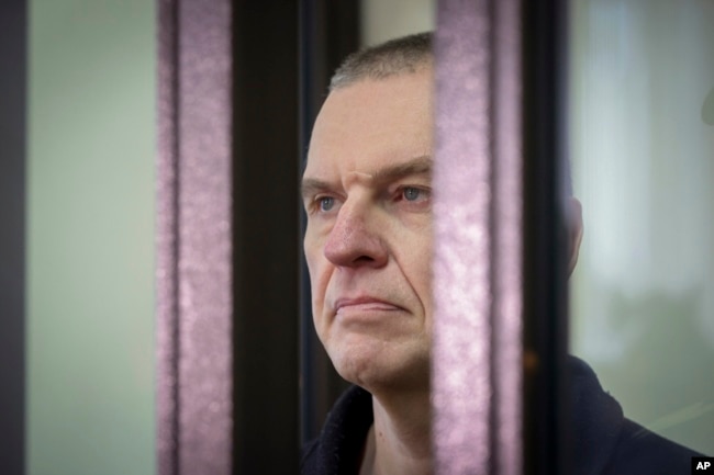 Gazetari i burgosur në Bjellorusi, Andrzej Poczobut, po konsiderohet favorit për Çmimin Sakharov për vitin 2025.