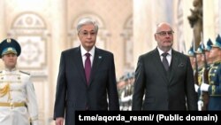 Қазақстан президенті Қасым-Жомарт Тоқаев (ортада) елге мемлекеттік сапарамен келген Эстония президенті Алар Каристі (оң жақта) Ақордада күтіп алды. Астана, 17 қараша, 2025 жыл.