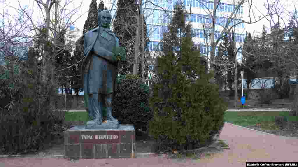 Пам&#39;ятник у Ялті Тарасу Шевченку з квітами, 10 січня 2016 року