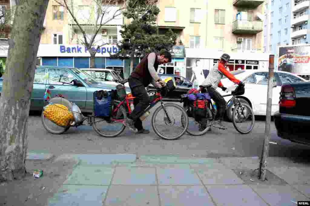 Dünyanı velosipedlə gəzən cütlük Bakıda #20