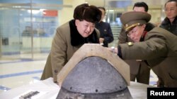 Кіраўнік КНДР Кім Чэн Ын (зьлева) разглядае баегалоўку. Архіўнае фота