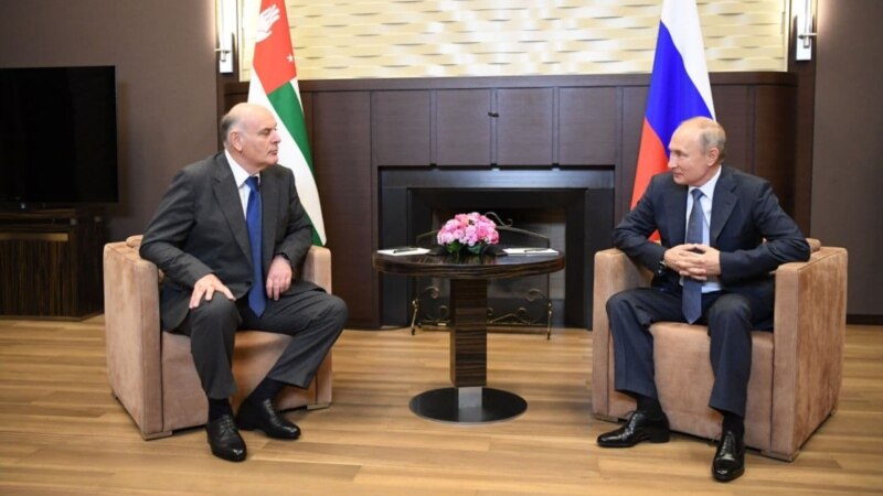 В Сочи проходит встреча Владимира Путина и Аслана Бжания