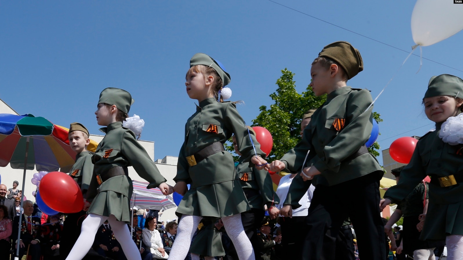 День победы в школе. Детский военный парад. Детский парад Победы. Дети на параде Победы. Парад детских войск.