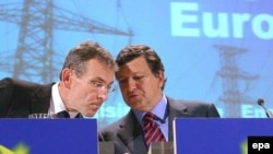 European Commission President Barroso (right) and Energy Commissioner Andris Piebalgs