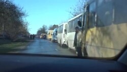 Evacuații din Donețk au continuat să aștepte ore întregi în autobuzele înghețate din Rusia