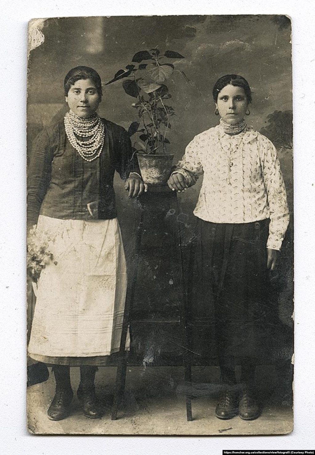 Дві жінки у традиційних прикрасах. І пол. ХХ ст.. З колекції Музею імені Івана Гончара