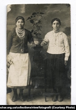 Дві жінки у традиційних прикрасах. І пол. ХХ ст.. З колекції Музею імені Івана Гончара