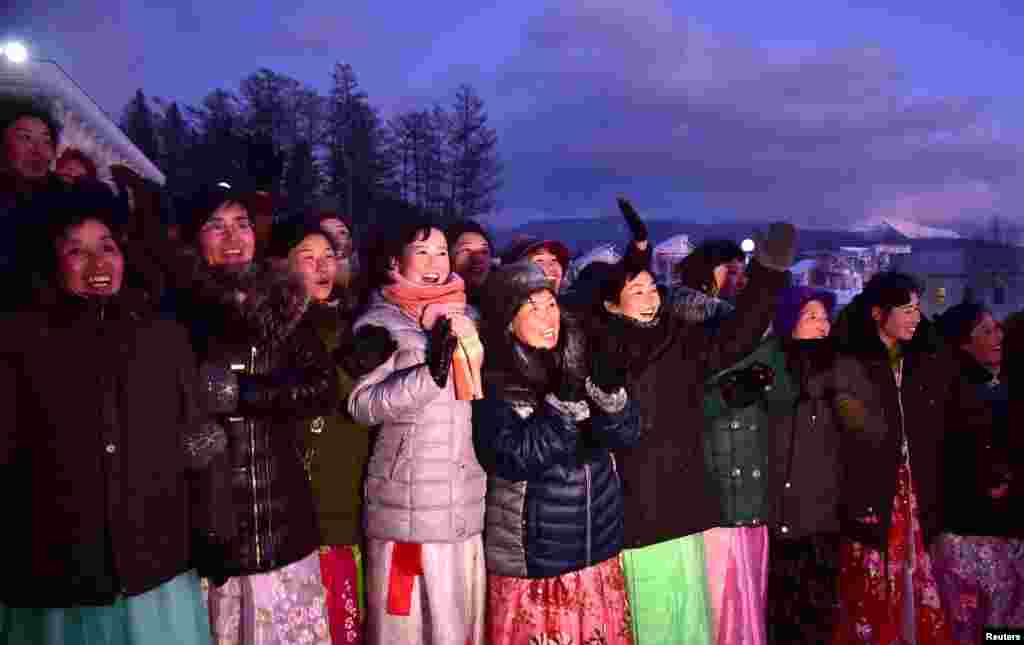Толпы тепло одетых северокорейцев во время церемонии открытия. Государственные СМИ сообщают, что фабрики и граждане отправляли строящим город рабочим зимние куртки, одеяла и продовольствие. &nbsp;