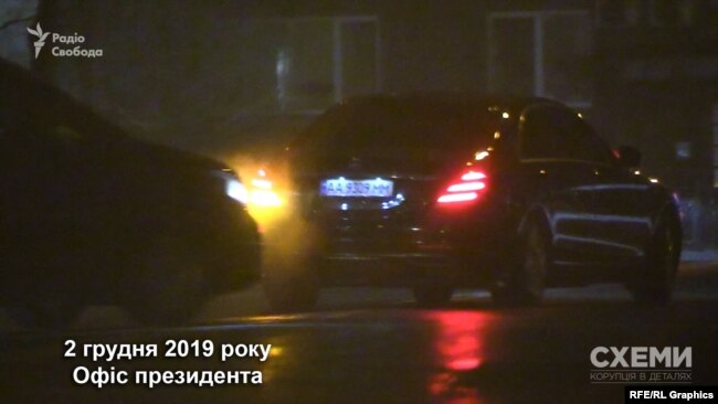 Кортеж Володимира Зеленського виїхав з бокових воріт ОП і попрямував на вулицю Грушевського