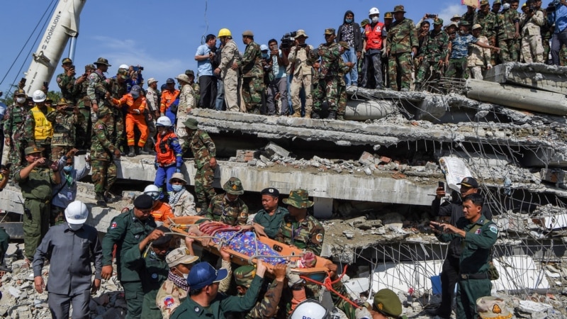 Се урна зграда во Камбоџа додека бетонирале плоча, седуммина загинати