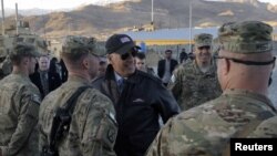 Вице-президент США Джо Байден встречается с военными США в провинции Майдан Вардак. Афганистан, 11 января 2011 года.