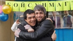 Сейран Салиев (п) с адвокатом Эмилем Курбединовым (л)