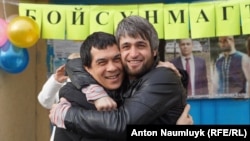 Освобожденного активиста Сейрана Салиева в Бахчисараее встречает его адвокат Эмиль Курбединов, тоже недавно отсидевший по административному делу, 7 февраля 2017 года