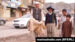 په لنډي کوتل کې دسوداګر د اختر په ورځ څرمنې راټولوي
