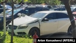 Dëmet e shkaktuara në veturën private të Osman Hajdarit. 