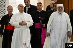 Папа Леў XIV наведвае Вялікую мячэць Альжыру «Джамаа эль-Джазаір» разам з рэктарам Вялікай мячэці Махамэдам аль-Мамунам аль-Касімі аль-Хасані і кардыналам Жанам-Полем Вэско (зьлева), арцыбіскупам Альжыру, 13 красавіка 2026 году