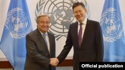 Генеральный секретарь Организации Объединенных Наций Антониу Гуттериш (слева) и постоянный представитель Казахстана при ООН Кайрат Умаров. Нью-Йорк, 9 января 2017 года.
