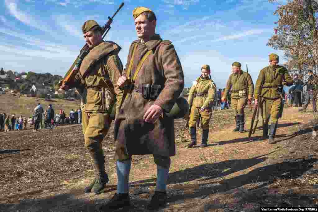 Реконструктори в радянській формі йдуть на імпровізоване поле битви