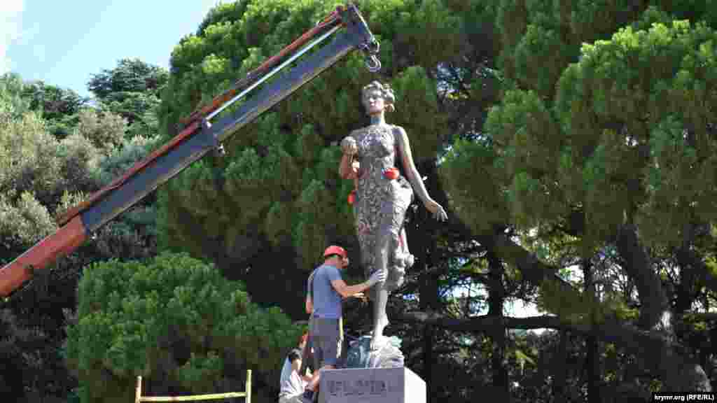 У Ялті в Нікітському ботанічному саду демонтували пам&#39;ятник богині Флори на центральній площі саду. З постаменту Флору знімали за допомогою болгарки