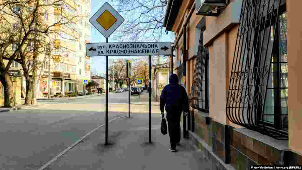Многие указатели улиц в городе по-прежнему на двух языках: украинском и русском