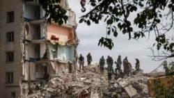 Spasioci raščišćavaju ruševine petospratnice stambene zgrade u kojoj je u ruskom vojnom udaru poginulo više od 40 ljudi u gradu Časiv Jar u Donjeckoj oblasti (10. jul)