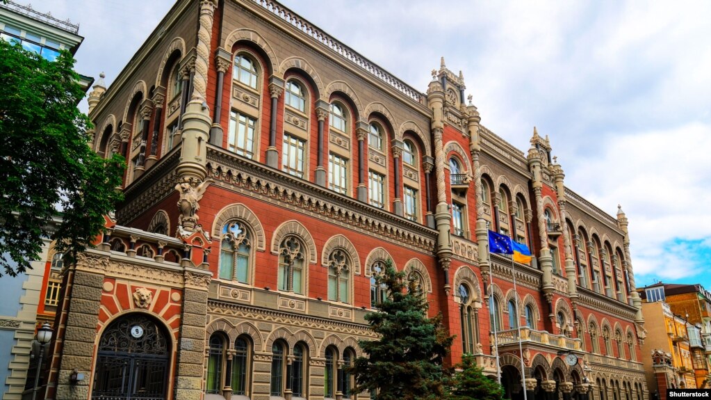 Національний банк України встановив опівдні 23 лютого довідкове значення курсу 29 гривень 15 копійок за долар