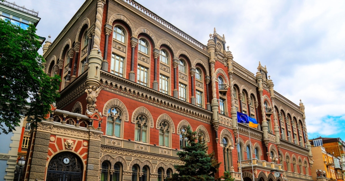 Долар наближається до 44 гривень – НБУ оновив офіційний курс