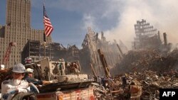 В один из дней поисково-спасательных работ в Нью-Йорке после разрушения башен-близнецов Всемирного торгового центра