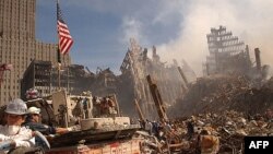 Spasilačke ekipe pretražuju ruševine nakon terorističkog napada u New Yorku, septembar 2001. 