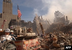 Рятувальники шукають вцілілих під уламками будівлі Всесвітнього торгового центру після терактів 11 вересня 2001 року