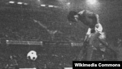 Josip Katalinski šutira u utakmici sa Španjolskom na Svjetskom nogometnom prvenstvu 1974.