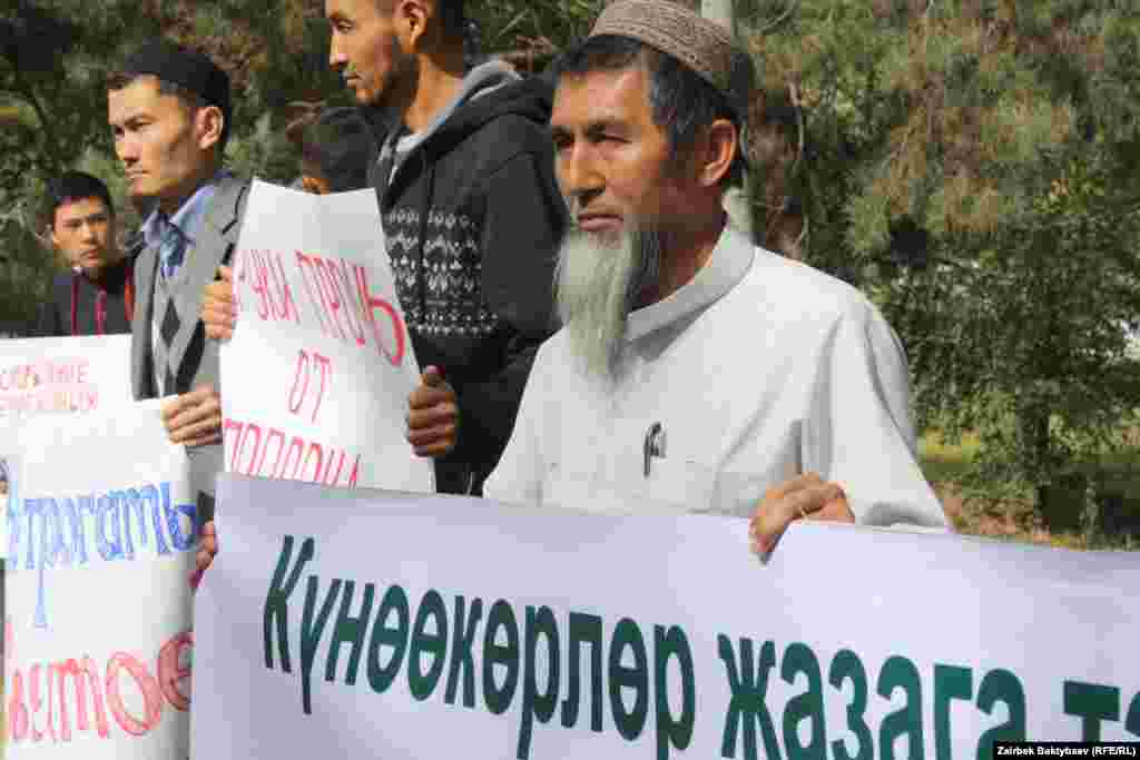 В Бишкеке у посольства США в КР прошла акция протеста против фильма "Невинность мусульман"