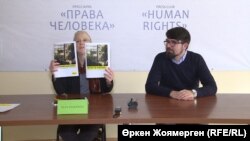 Amnesty International ұйымының Орталық Азия бойынша зерттеушісі Хиза Макгилл (сол жақта) Қазақстандағы психикалық және интеллектуалдық ауытқуы бар деп танылған адамдардың құқықтары туралы баяндамасын таныстырып тұр. Астана, 12 қазан 2018 жыл.