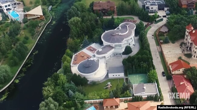 Ця земельна ділянка на березі річки під Києвом, імовірно, належить дружині Ігоря Палиці