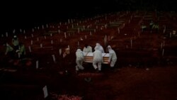 Sahrana jednog od preminulih od korona virusa u Indoneziji