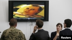 Українські журналісти та військові дивляться відео з допитом одного із полонених військовослужбовців. Київ, 18 травня 2015 року