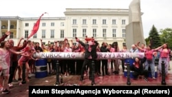 Акция протеста против энергетической политики Венгрии и импорта российской нефти через нефтепровод «Дружба» (Przyjazn) перед посольством Венгрии в Польше. Варшава, 4 июня 2022 года