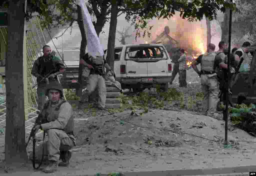 Američke snage osiguravaju područje gdje je eksplodirala auto bomba i usmrtila 4 osobe, Kabul, 29.08.2004. Foto: AFP / Farzana Wahidy 