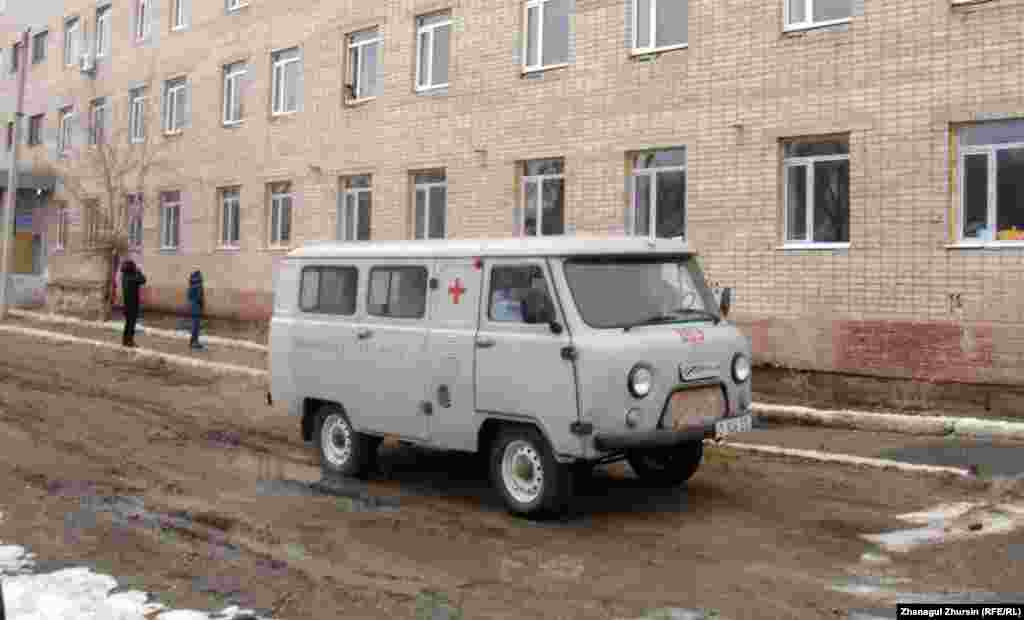 Ақтөбеде туберкулездің ашық формасымен ауыратын адамдар тізімі қалалық әкімдік сайтында жарияланды. Қалалық тұрғын үй секторының меңгерушісі Жанаргүл Дүйсекенова: «Сайттағы тізім ең алдымен пәтерден үміттілердің өздері үшін қажет. Тізімді жариялағандағы тағы бір мақсатымыз – сыбайлас жемқорлыққа жол бермеу болатын» дейді.Суретте: Ақтөбедегі облыстық туберкулез диспансерінің сыртқы көрінісі. Ақтөбе, 14 наурыз 2013 жыл.