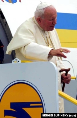 Папа Римський Іван Павло Другий у момент прибуття в аеропорт Львова, 25 червня 2001 року