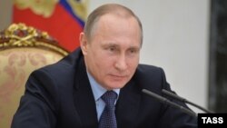 Россия президенти Владимир Путин Кремлда ўтказилган ҳукумат мажлисида, Москва, 2015 йил 9 декабри.