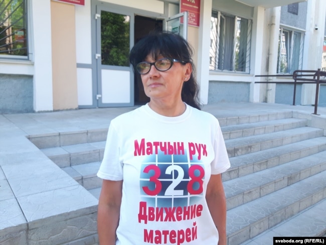 У такіх майках прыйшлі на суд актывісткі руху «Маці 328»