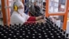 Сотрудница в медицинской маске на работе в цехе розлива вина на винзаводе «Массандра», апрель 2020 года