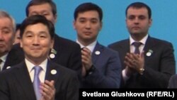 Бауыржан Байбек (слева) во второй раз за свою карьеру занял пост первого заместителя председателя партии «Нур Отан» в июне 2019 года после почти четырех лет работы на посту акима Алматы. В первый раз он работал первым зампреда «Нур Отана» с января 2013 года по август 2015 года.