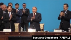 Карим Масимов в бытность премьер-министром (справа) и в то время президент Казахстана Нурсултан Назарбаев (в центре) на съезде партии власти «Нур Отан». 11 марта 2015 года.